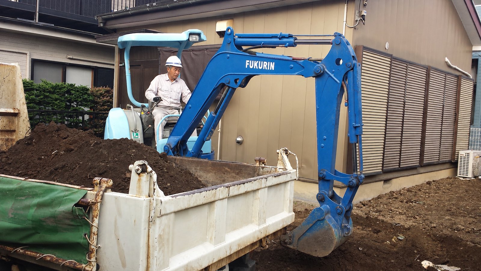土木工事（側溝・排水溝の設置・補修、道路舗装や補修、ブロック塀・擁壁の設置、造成工事、仮設道路・工事用進入路の整備）